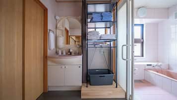 Basic House, Non Smoking, Kitchenette | Bilik Mandi | Gabungan pancuran/tab mandi, pengering rambut, jubah mandi, selipar