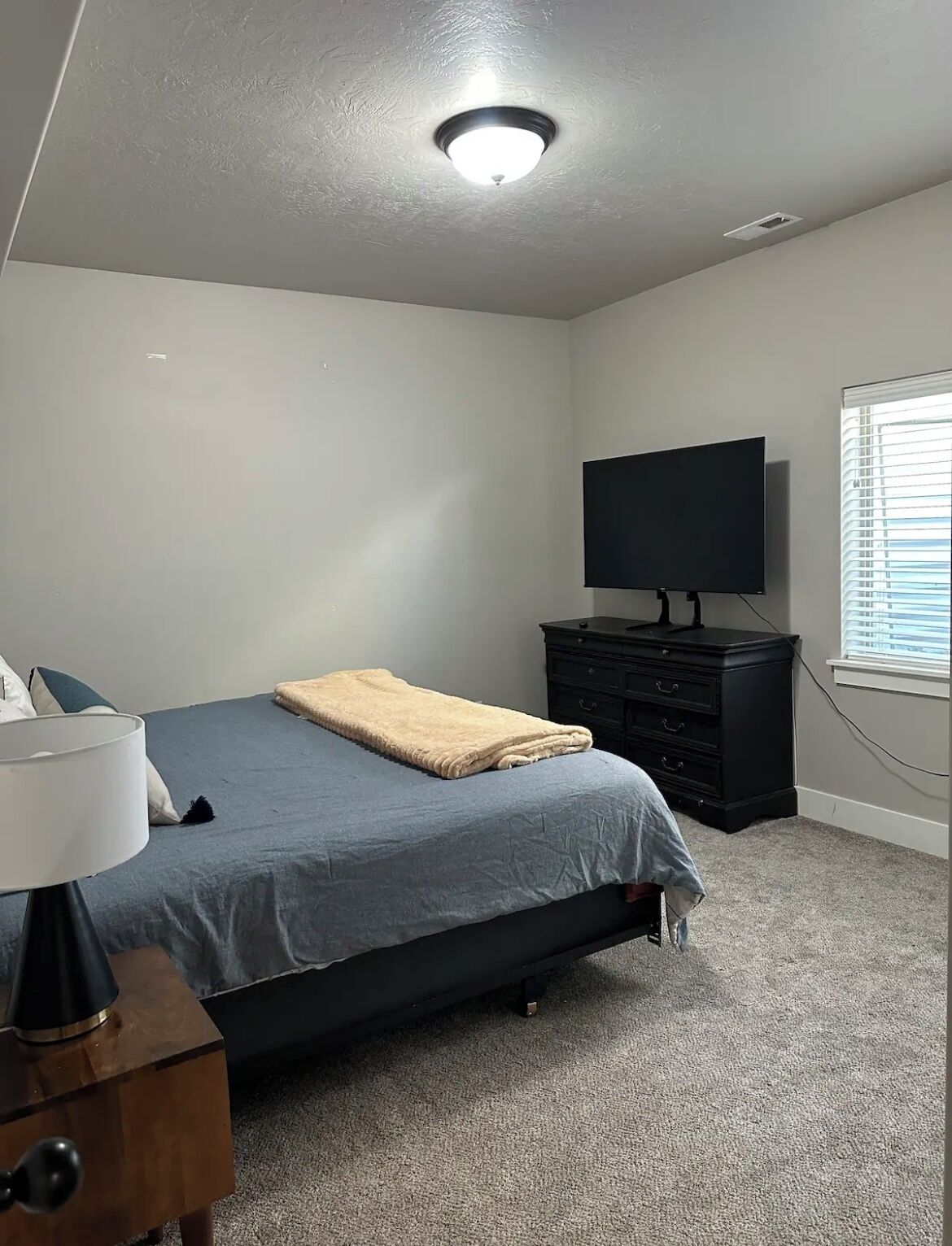 Charming 2-bedroom house with AC, fitness room and WiFi in Saratoga Springs