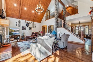 Televisión, chimenea y oficina