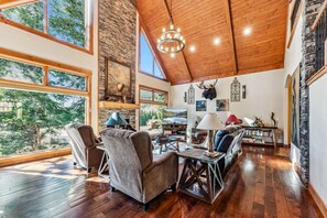 Televisión, chimenea y oficina