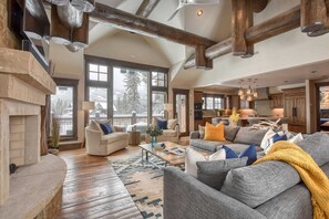 Fernseher, Kamin, Arbeitsbereiche