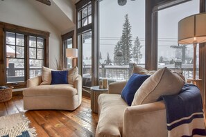 Televisión, chimenea y oficina