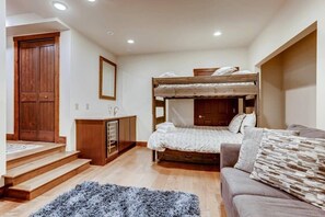 4 habitaciones, tabla de planchar con plancha, wifi y ropa de cama