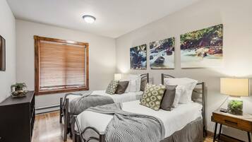 6 bedrooms, desk, iron/ironing board, WiFi