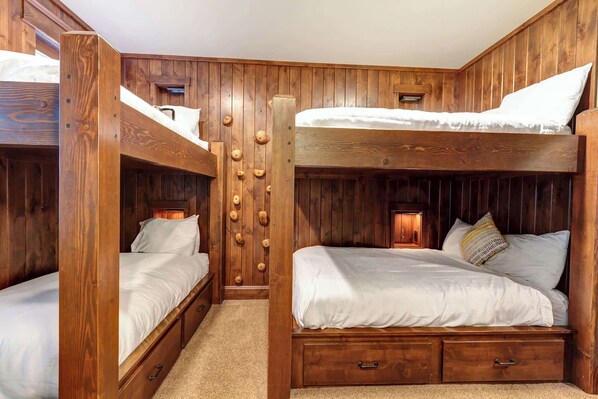 6 slaapkamers, een bureau, een strijkplank/strijkijzer, reisbedje