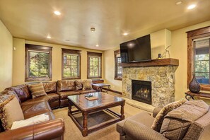 Een televisie, een open haard, een stereo en een kantoor