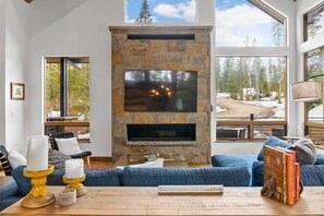 Een televisie, een open haard, videogames en een stereo