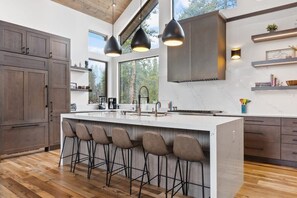 ثلاجة، ميكروويف، فرن، موقد طهي مسطح