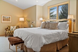 7 slaapkamers, een bureau, een strijkplank/strijkijzer, wifi