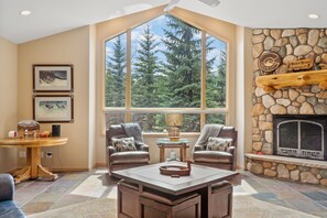 Televisie, een open haard, videospelletjes en boeken