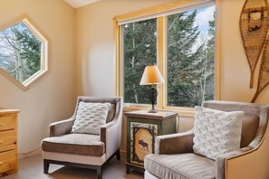 Een televisie, een open haard, videogames en boeken