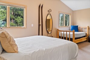 7 slaapkamers, een bureau, een strijkplank/strijkijzer, wifi