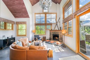 Tv, eldstad, tv-spel och dvd-spelare