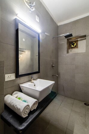 Deluxe-Doppelzimmer | Badezimmer | Kostenlose Toilettenartikel, Handtücher, Seife, Shampoo