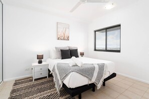 1 chambre, bureau, fer et planche à repasser, lit parapluie