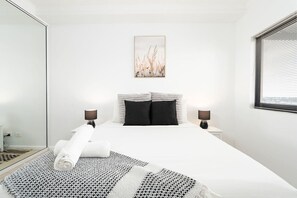 1 Schlafzimmer, Schreibtisch, Bügeleisen/Bügelbrett, Reisekinderbett