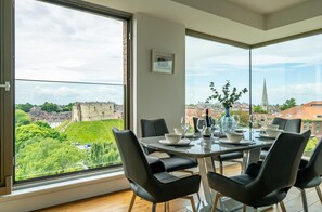 Dining - A premium stay that sleeps 6 guests in 3 bedrooms (York)