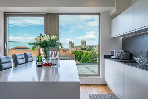 A premium stay that sleeps 6 guests in 3 bedrooms