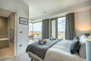 3 bedrooms, iron/ironing board, Internet - A premium stay that sleeps 6 guests in 3 bedrooms (York)