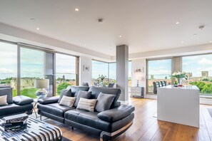 Living area - A premium stay that sleeps 6 guests in 3 bedrooms (York)