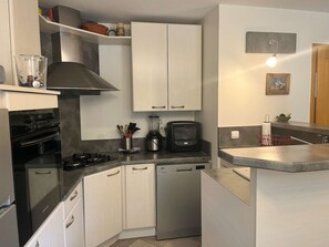 Kühlschrank, Geschirrspüler, Kochgeschirr/Geschirr/Besteck