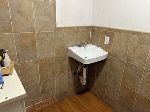 Serviettes fournies, savon, papier toilette