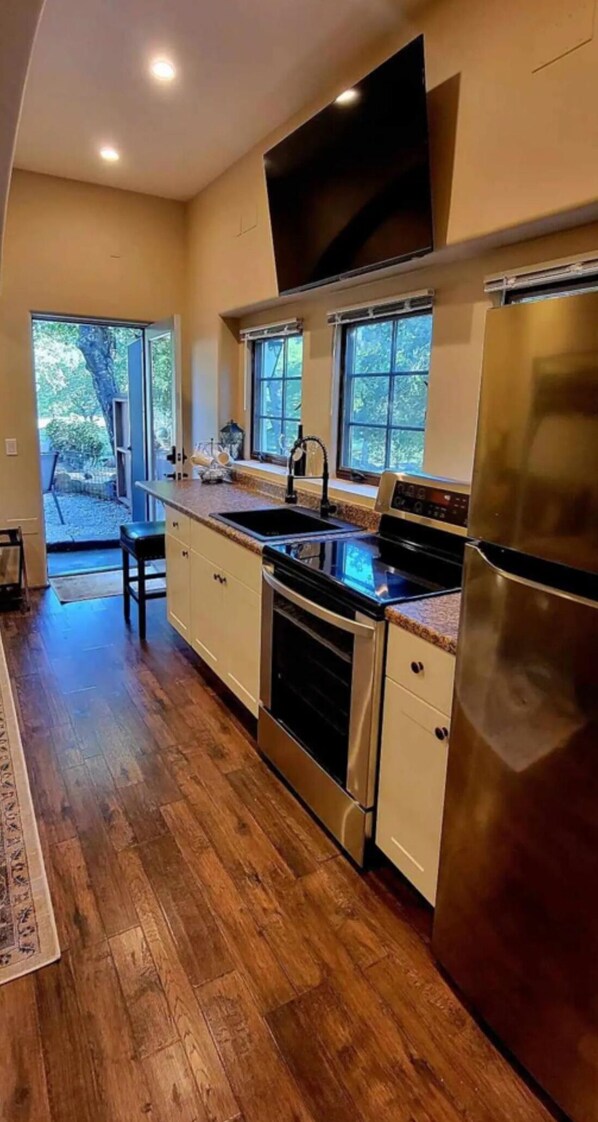 Kjøleskap, mikrobølgeovn, ovn og kokeplater