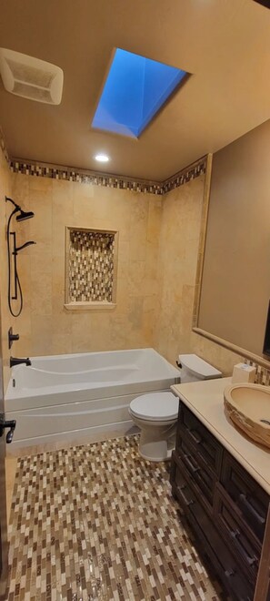 Secador de cabelo, toalhas de banho, sabonete, shampoo