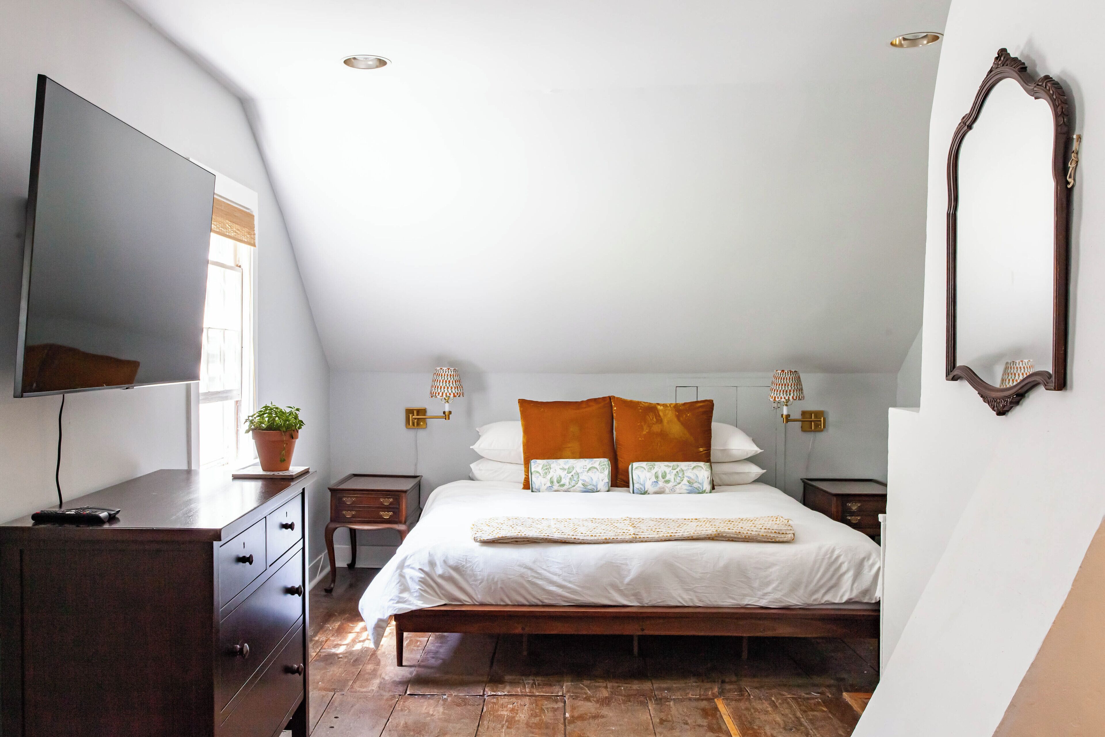 5 bedrooms, iron/ironing board, travel crib, WiFi