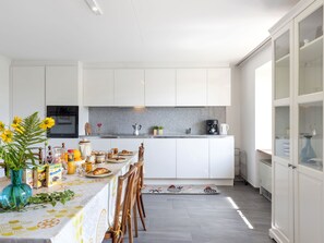 Refrigerador, horno, lavavajillas y utensilios de cocina 