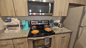 Frigorífico, microondas, horno y placa de cocina