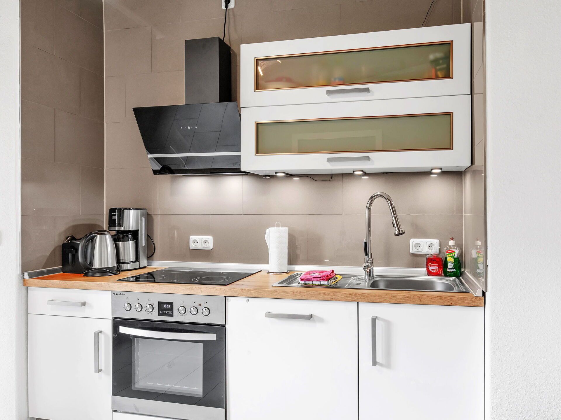 Ofen, Geschirrspüler, Toaster, Esstisch