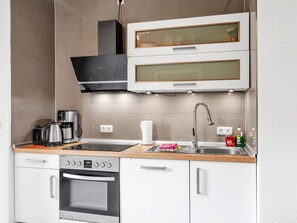 Ofen, Geschirrspüler, Toaster, Esstisch