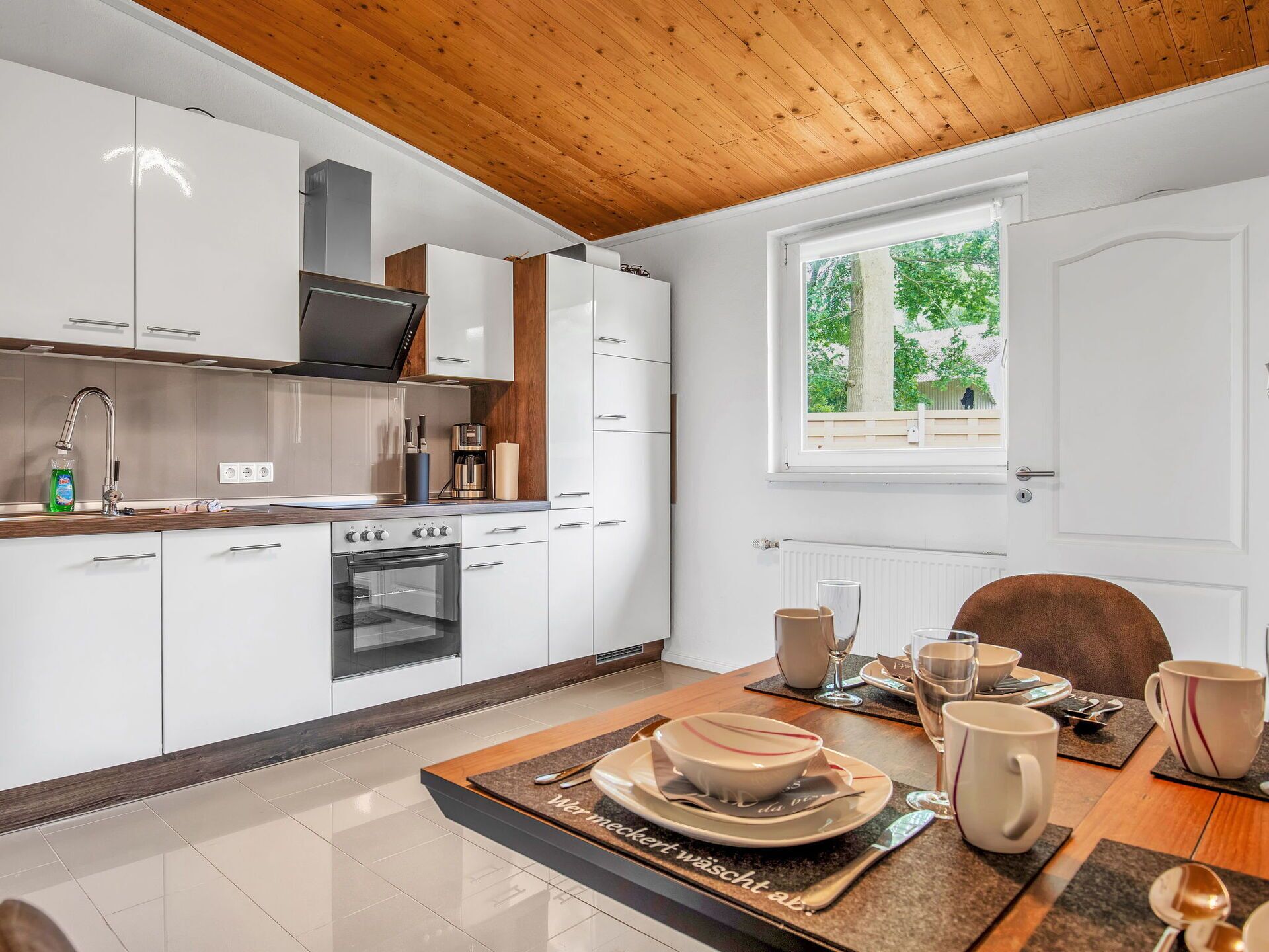 Ofen, Geschirrspüler, Toaster, Esstisch