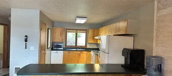 Lakefront cabin 6-bedroom-Echo Lake Bigfork- Private dock- Sleeps 14