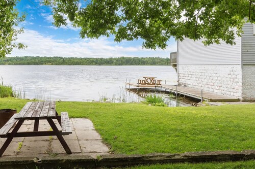 Charming Lakeside Cottage