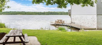 Charming Lakeside Cottage