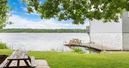 Charming Lakeside Cottage