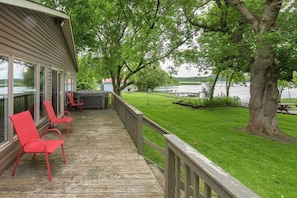 Room - Charming Lakeside Cottage (Kawartha Lakes)