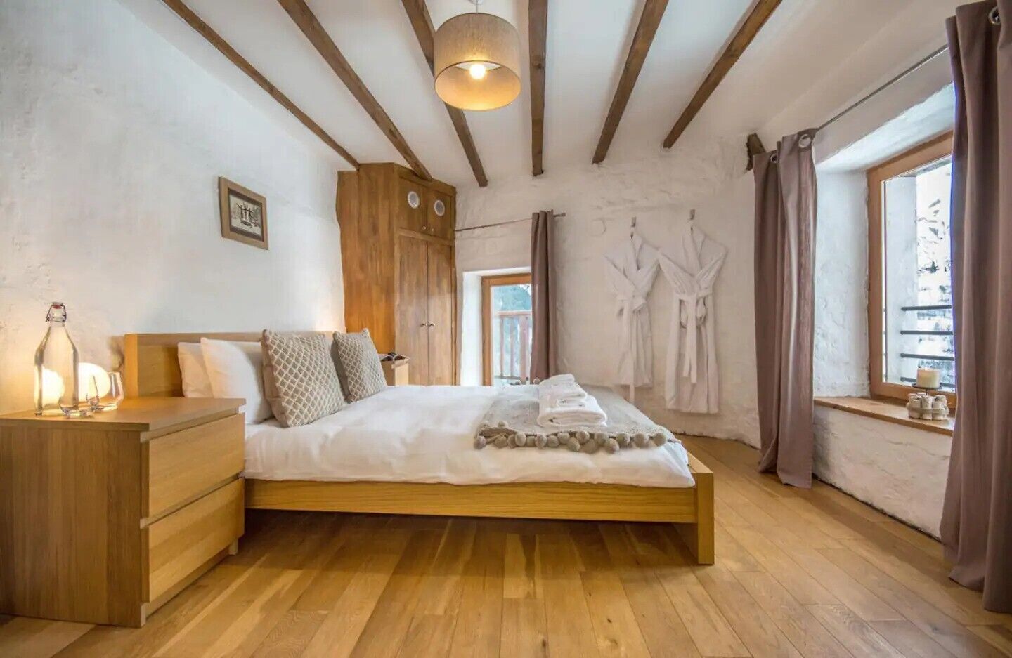 6 bedrooms, desk, iron/ironing board, WiFi