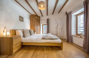 6 bedrooms, desk, iron/ironing board, WiFi