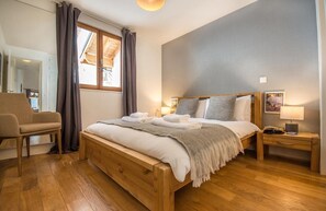 6 slaapkamers, een bureau, een strijkplank/strijkijzer, wifi