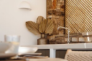 Deluxe Villa with Private Pool-Jacuzzi | Cucina privata | Frigorifero con congelatore, microonde, forno, lavastoviglie
