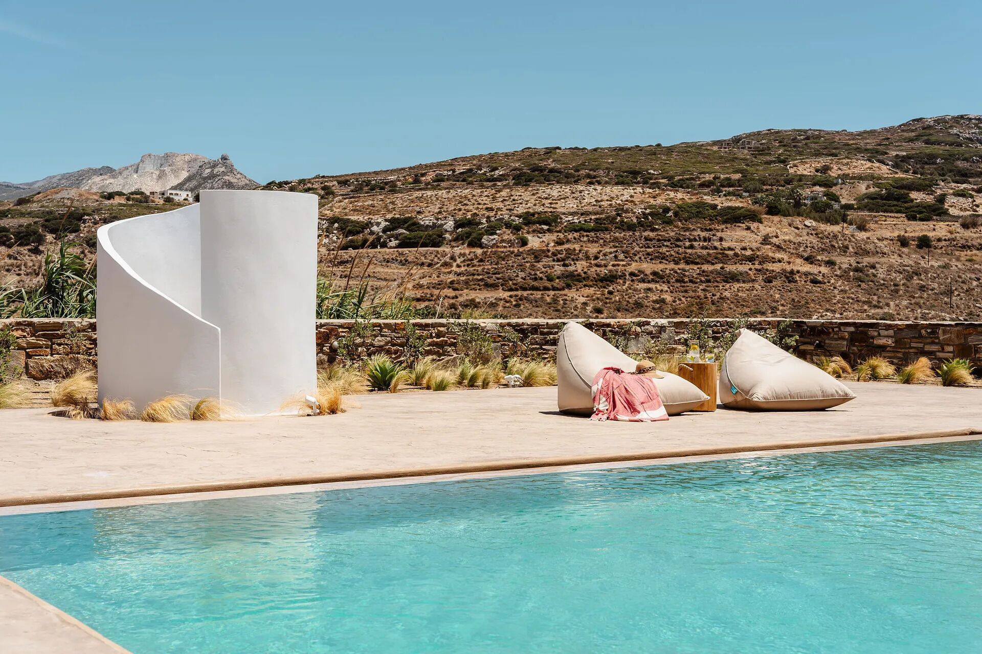 Una piscina al aire libre de temporada, sombrillas