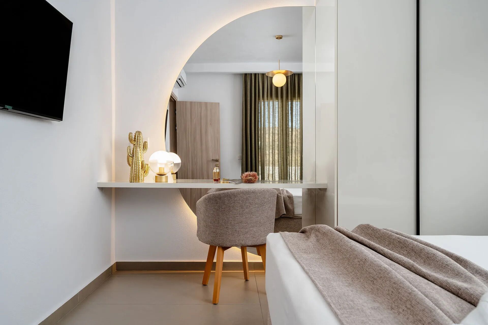 3 bedrooms, premium bedding, in-room safe, soundproofing