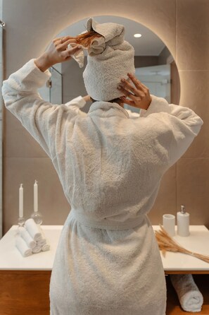Shower, free toiletries, hair dryer, bathrobes - Thalelion Villa Private Pool and Jacuzzi (Naxos)