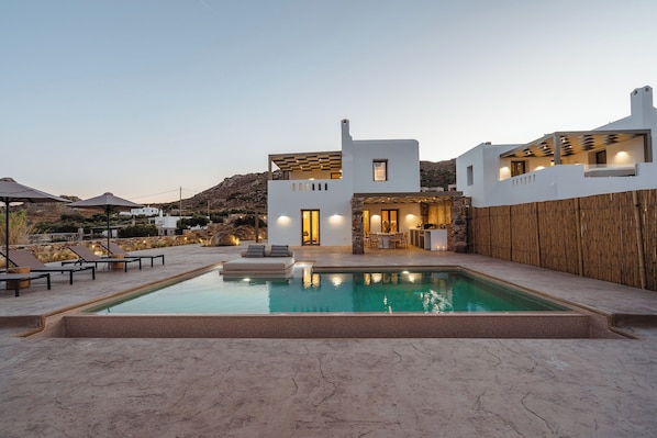 3 bedrooms, premium bedding, in-room safe, soundproofing - Thalelion Villa Private Pool and Jacuzzi (Naxos)