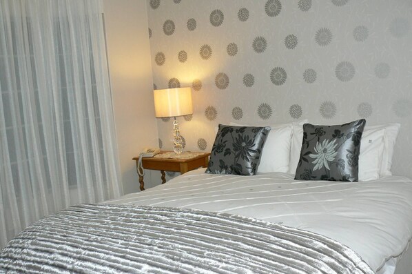 3 bedrooms, iron/ironing board, WiFi - Fully Furnished 3 Bedroom House In in Pentagon Park Bloemfontein (Bloemfontein)