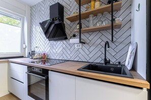 雪櫃、微波爐、焗爐、爐具