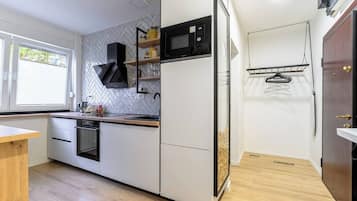 Een koelkast, een magnetron, een oven, een kookplaat